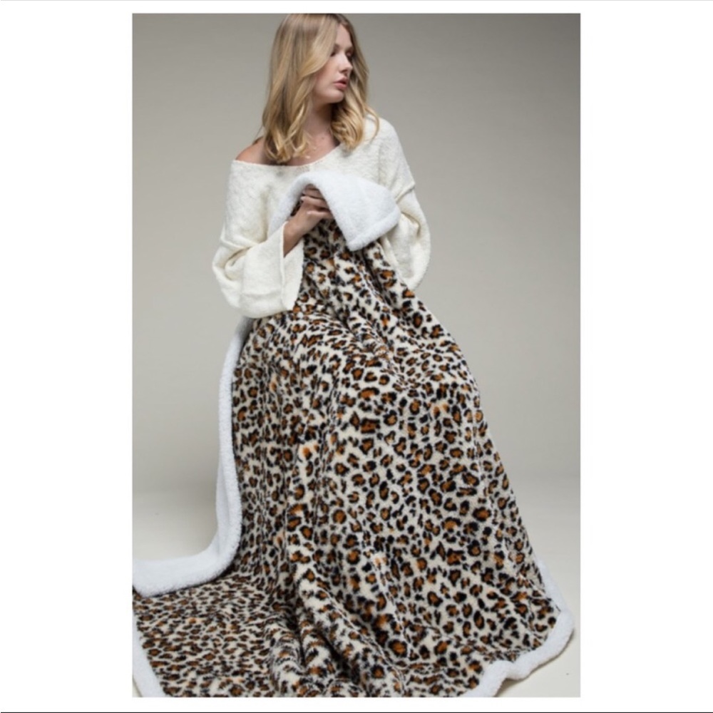 ✅ Leopard print Sherpa throw